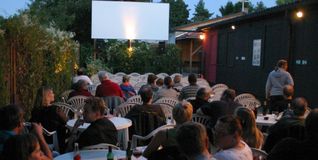 Im Garten der „Kulisse“ in Weil der Stadt läuft das Sommernachtskino