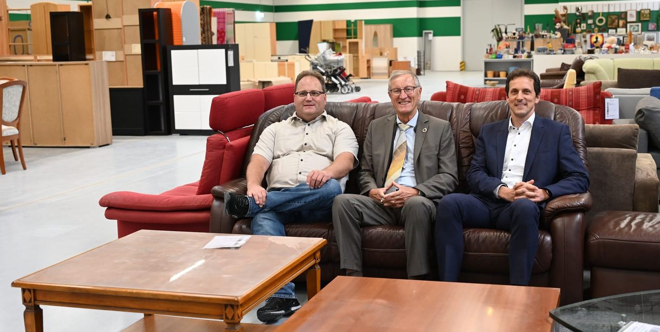Bei der Eröffnung der Möbelhalle haben sie schon mal Platz genommen (von links): Femos-Geschäftsführer Michael Bauer, Landrat Roland Bernhard und Martin Wuttke, verantwortlich für den Abfallwirtschaftsbetrieb des Landkreises Böblingen.