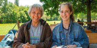 Babette Endrulat-Göhler (links) und Lara Bausch organisieren den Sindelfinger Silent Book Club. Bild: Nüssle