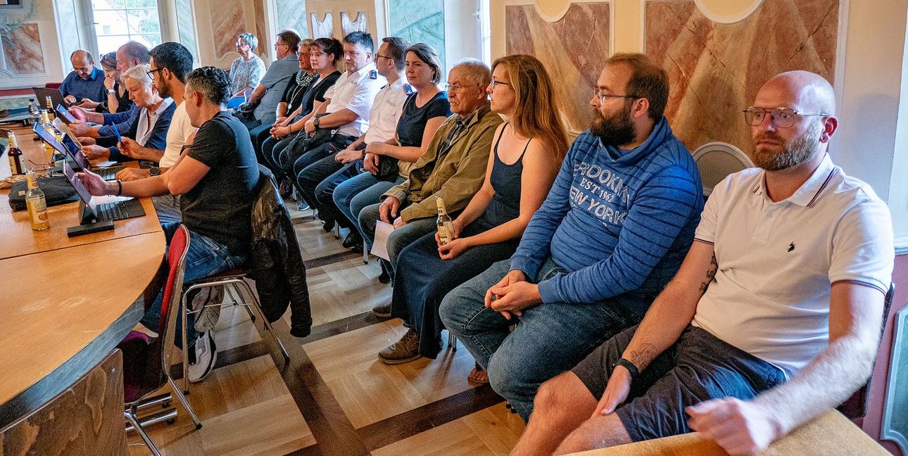 Großer Andrang bei der Gemeinderatssitzung, Stühle wurden nachgestellt.