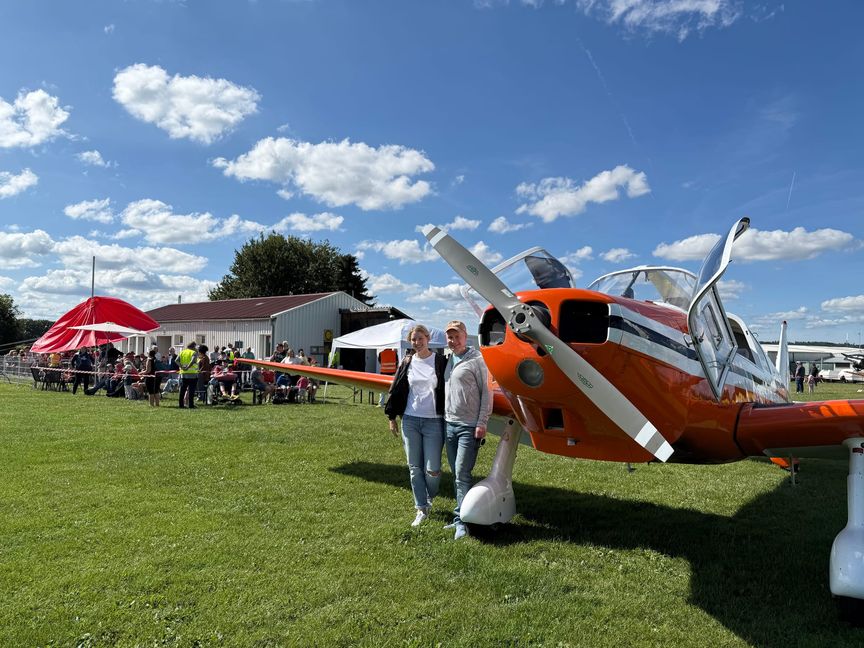 Andreas Unterweger mit seiner Partnerin Tanja ist vielleicht bald selbst am Steuer eines
Vereinsflugzeugs.
