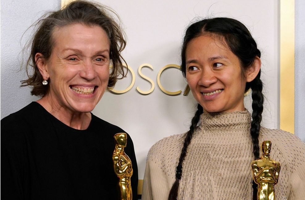 Strahlende Gewinnerinnen: Frances McDormand (links) und die Regisseurin Chloé Zhao mit ihren Oscars Foto: AFP/Chris Pizello