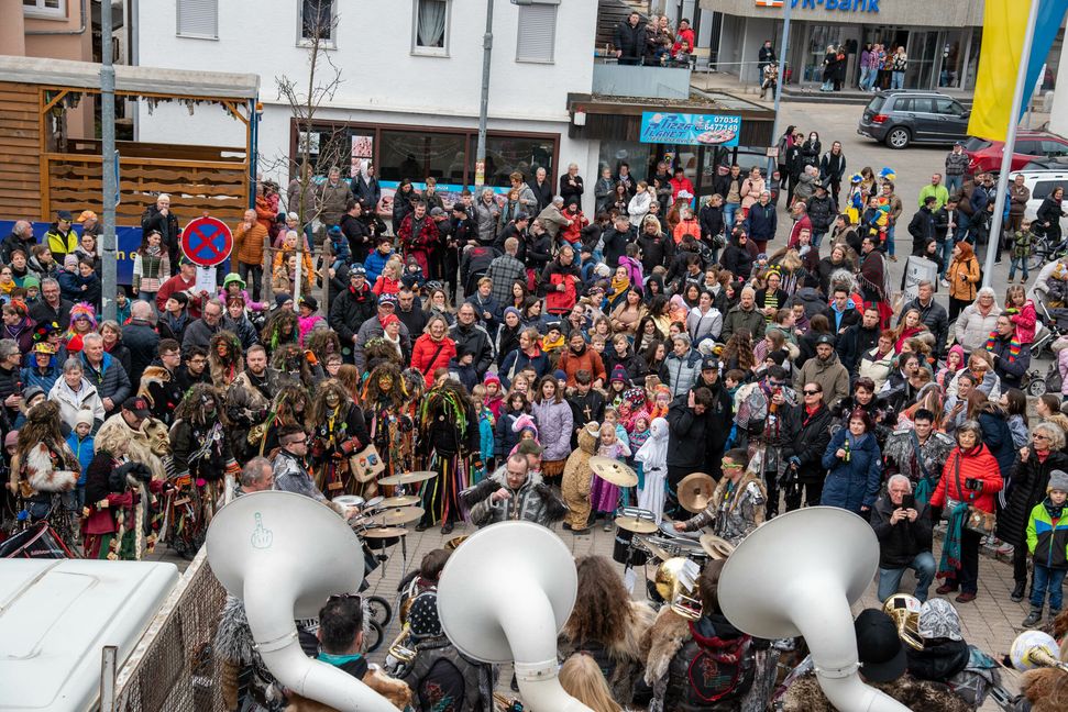 Dichtes Gedränge und gute Stimmung herrschte auf dem Ehninger Rathausplatz.    Bild: Nüßle