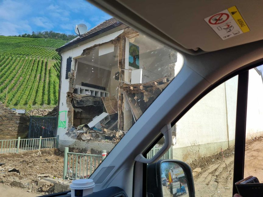 Die Wucht des Wassers hat ganze Häuserwände weggerissen.