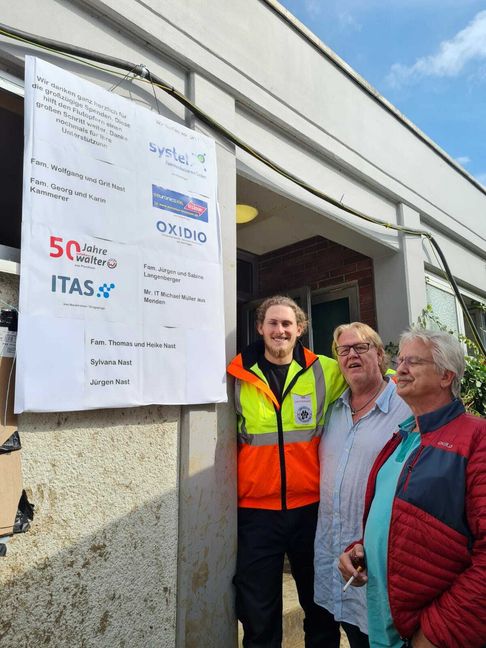 Helfer Julius Bock (links) nahm die Spenden die Empfang, die Wolfgang Nast (Mitte) und sein Schwager Jürgen Langenberger nach Ahrweiler brachten. Bilder: Nast