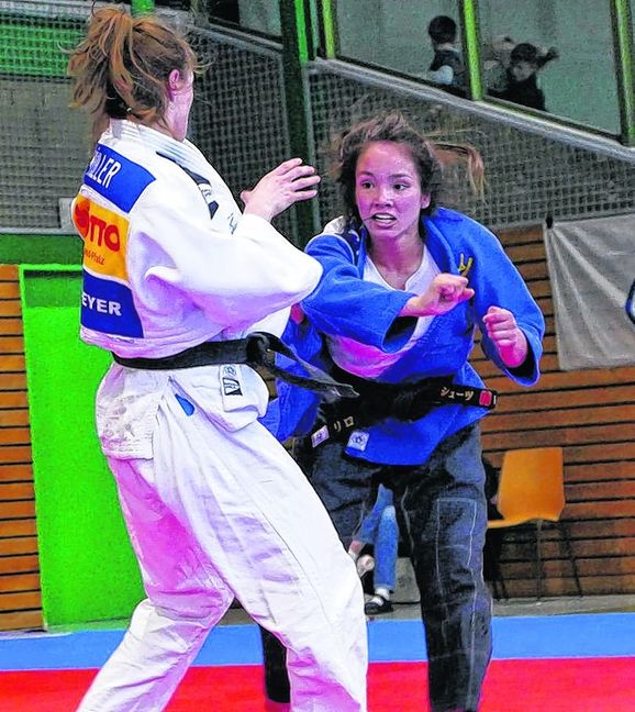 Voll im Attackiermodus: VfL-Kämpferin Lilo Schultz (rechts) gegen die Speyerin Vanessa Müller (links)  Bild: Vilz