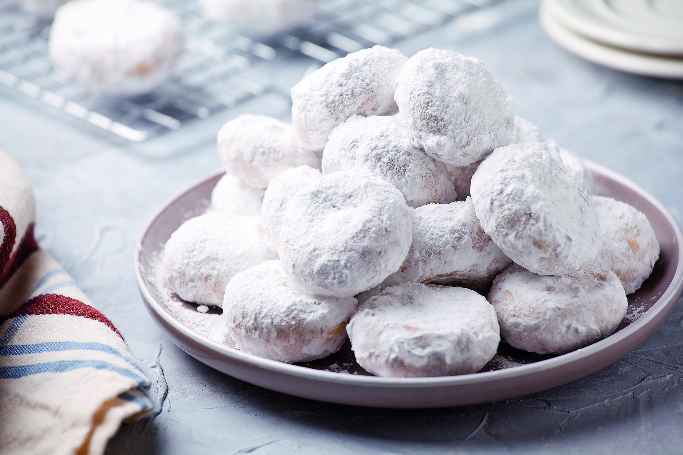 Die zweite weihnachtliche Versuchung Griechenlands: Mandelkekse oder auch Kourabidies. Bild: mpessaris/Adobe Stock