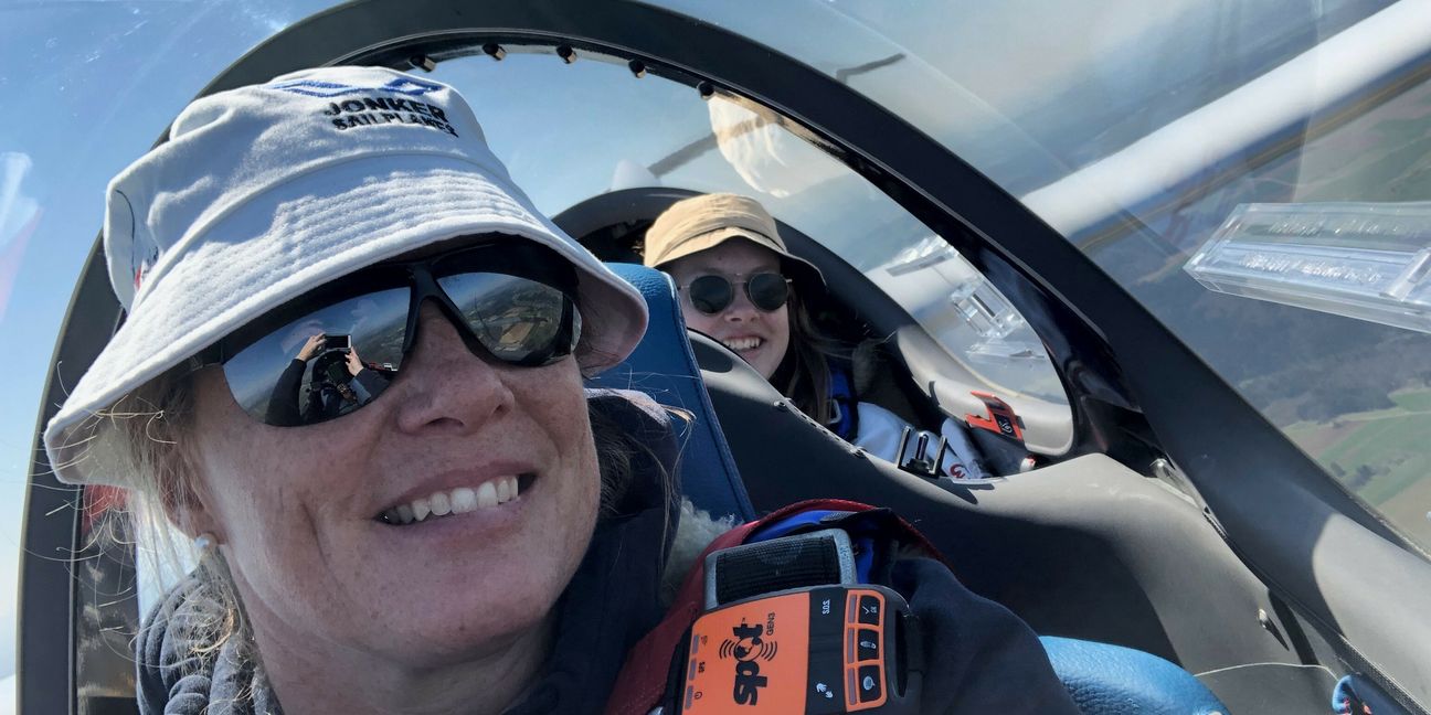 Mama und Tochter auf die luftige Art: Weltmeisterin Katrin Senne geht mit ihrer Eva in der Luft.