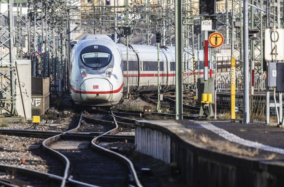 Ein ICE der Deutschen Bahn fährt in den  Hauptbahnhof in Stuttgart ein.