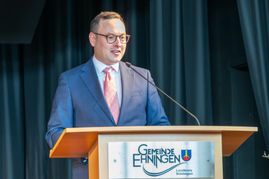 Bürgermeister Lukas Rosengrün am Rednerpult beim Neujahrsempfang.