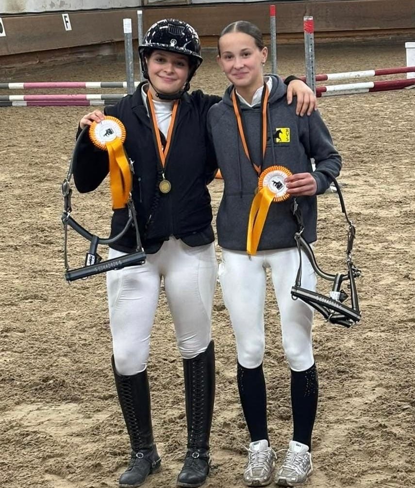 Jule und Maja, die Siegerinnen bei "Jump an Run".