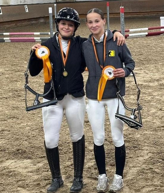 Jule und Maja, die Siegerinnen bei "Jump an Run".