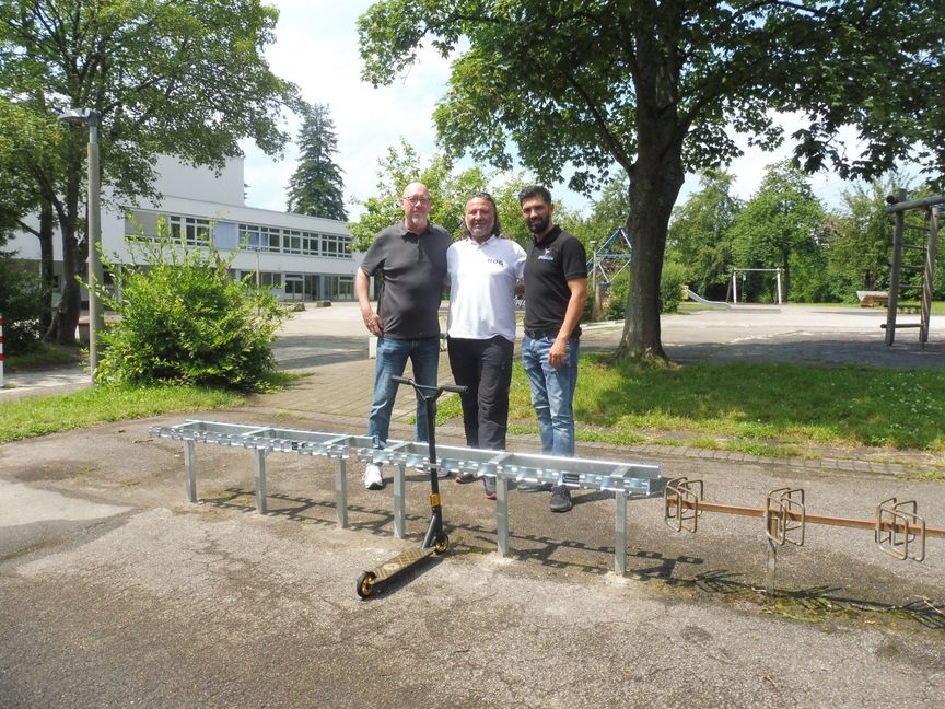 Sie freuen sich, dass die Schüler ihre Scooter jetzt abschließbar parken können (von rechts): Hakan Bayazit, Geschäftsführer von Noble Paint, Oktay Caglar von HOG Garten und Tiefbau und Christoph Rohr, Geschäftsführer von Loonaxx.