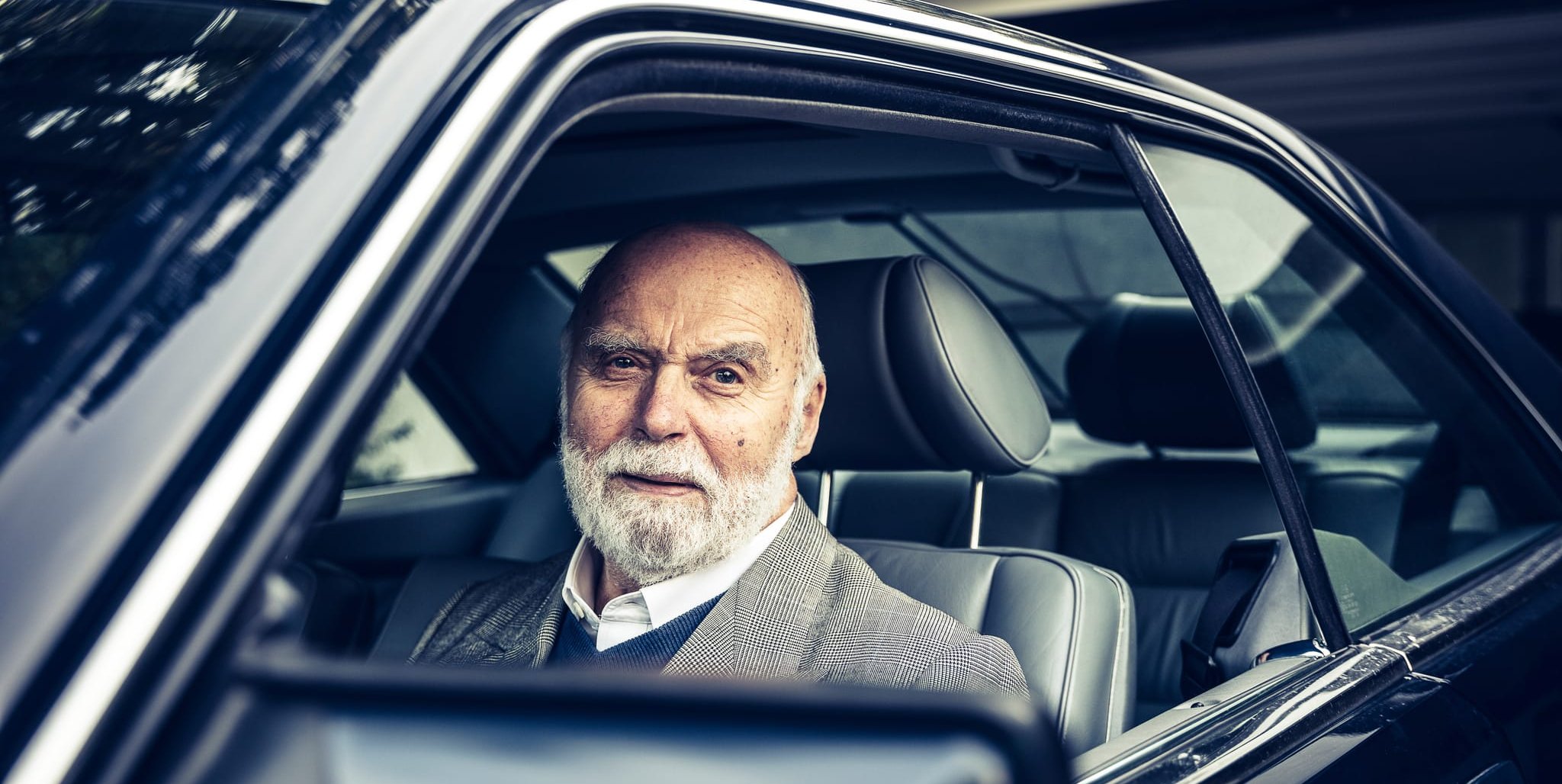 Bruno Sacco, Mercedes-Benz Chefdesigner von 1975 bis 1999, in seinem persönlichen Mercedes-Benz 560 SEC (C 126). Foto aus dem Jahr 2019.
