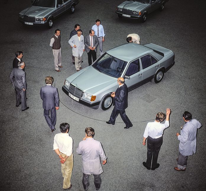 Ein Fotoaus dem Jahr 1984: Die Mercedes-Benz Limousine der Baureihe 124 in der Designentwicklung. Direkt am Fahrzeug vorne links: Der damalige Mercedes-Benz Chefdesigner Bruno Sacco.