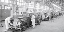 Serienfertigung des MB 220 im Jahr 1951. Gleich verlässt das Fahrzeug Band 5.
