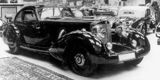 Die  Exterieur-Aufnahme auf der internationalen Automobil- und Motorrad-Ausstellung IAMA in Berlin im März 1934 zeigt die in Sindelfingen handgefertigte Karosserieausführung als „Autobahnkurier“ auf dem Messestand.