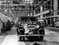 1952: Bereits sieben Jahre nach Kriegsende läuft der 100.000. in Sindelfingen gebaute Personenwagen vom Band: Es ist ein Mercedes-Benz 170 S.