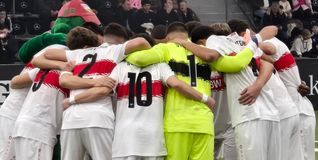 Die A-Junioren des VfB Stuttgart schwören sich auf das Turnier im Glaspalast ein. Es läuft wie am Schnürchen für das Team mit dem Brustring.