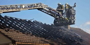 Die Feuerwehr verhinderte ein Übergreifen der Flammen auf ein Wohnhaus.