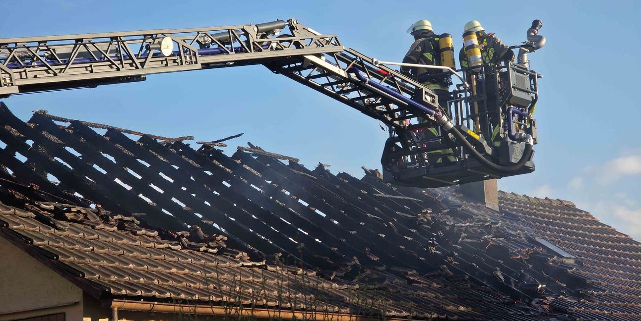 Die Feuerwehr verhinderte ein Übergreifen der Flammen auf ein Wohnhaus.