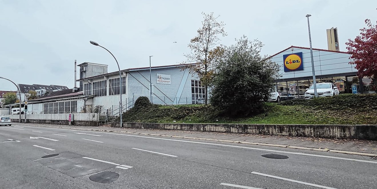 Blick von der Leonberger Straße. Vorne die Lidl-Filiale, daran anschließend die Zimmerei Rathgeber.