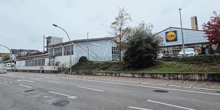 Blick von der Leonberger Straße. Vorne die Lidl-Filiale, daran anschließend die Zimmerei Rathgeber.
