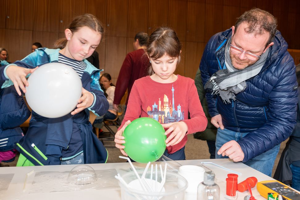 Das Mitmachprogramm im Rahmen der Sindelfinger Wissenstage begeistert Kinder und Eltern.