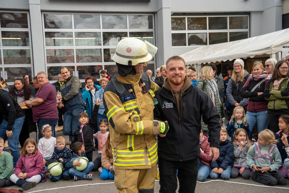 Zahlreiche Besucher nutzten das sonnige Herbstwetter, um einen Blick hinter die Kulissen der Feuerwehr zu werfen.