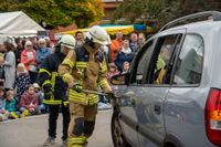 Zahlreiche Besucher nutzten das sonnige Herbstwetter, um einen Blick hinter die Kulissen der Feuerwehr zu werfen.