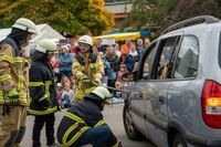 Zahlreiche Besucher nutzten das sonnige Herbstwetter, um einen Blick hinter die Kulissen der Feuerwehr zu werfen.