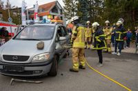 Zahlreiche Besucher nutzten das sonnige Herbstwetter, um einen Blick hinter die Kulissen der Feuerwehr zu werfen.