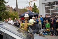 Zahlreiche Besucher nutzten das sonnige Herbstwetter, um einen Blick hinter die Kulissen der Feuerwehr zu werfen.