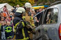 Zahlreiche Besucher nutzten das sonnige Herbstwetter, um einen Blick hinter die Kulissen der Feuerwehr zu werfen.