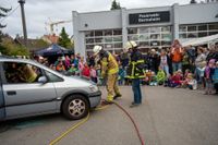Zahlreiche Besucher nutzten das sonnige Herbstwetter, um einen Blick hinter die Kulissen der Feuerwehr zu werfen.
