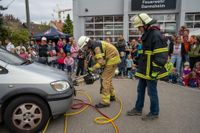 Zahlreiche Besucher nutzten das sonnige Herbstwetter, um einen Blick hinter die Kulissen der Feuerwehr zu werfen.