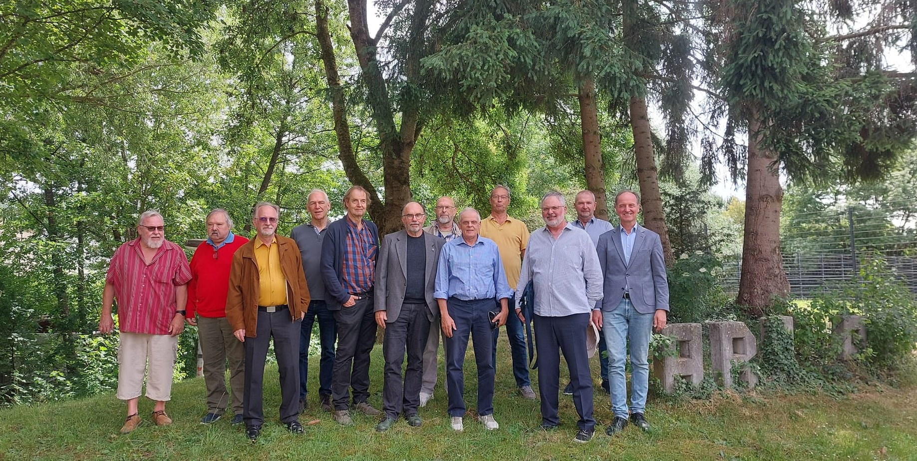 Die Abiturienten der Abschlussklasse 1976 zusammen mit Schulleiter Jürgen Patermann (Erster von rechts), dem früheren wie auch aktuellen Leiter des TG, Dieter Locher (Vierter von rechts) und Wolfgang Warth (Zweiter von rechts).
