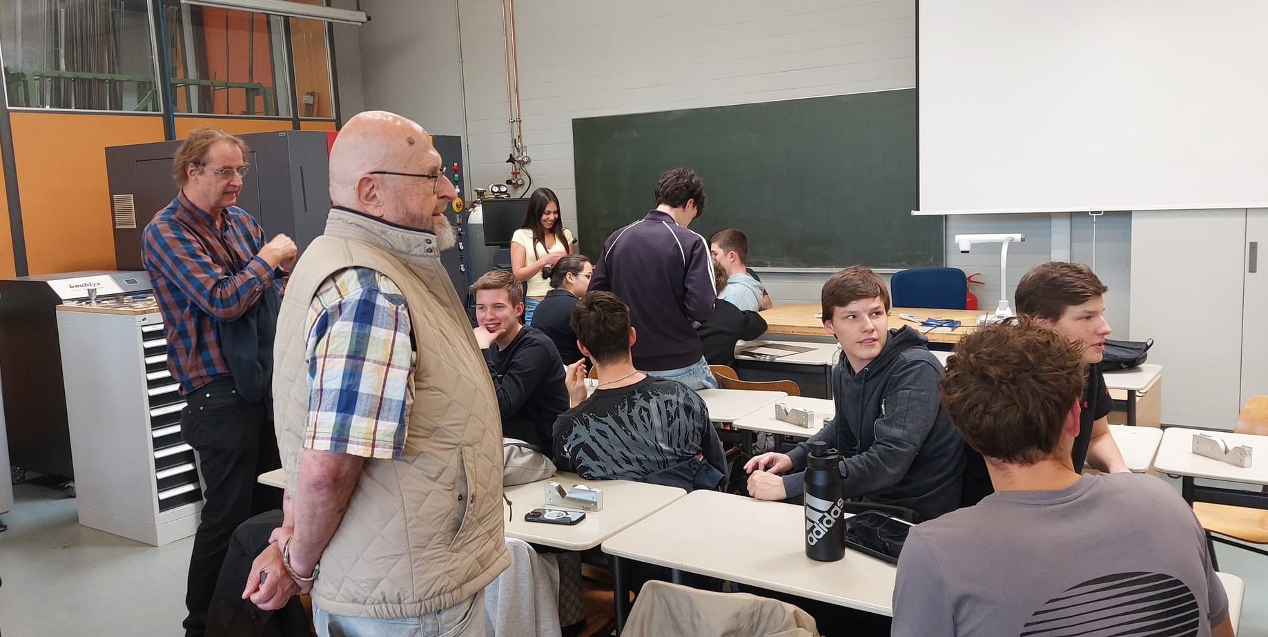 Ehemalige und aktuelle Schüler des GDS-TG tauschen sich aus, was im Unterricht vor sich geht.
