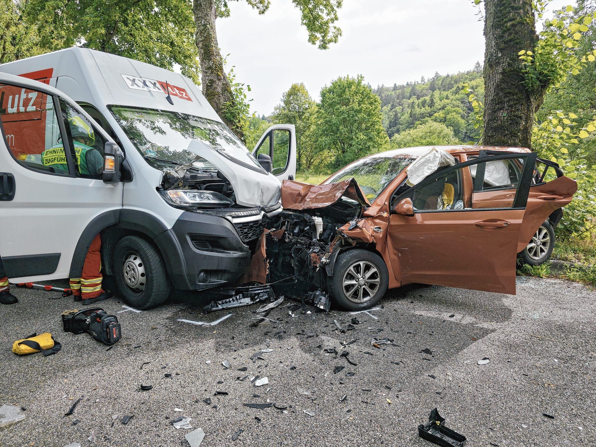 Das Auto prallte nach dem Zusammenstoß rückwärts gegen einen Baum.