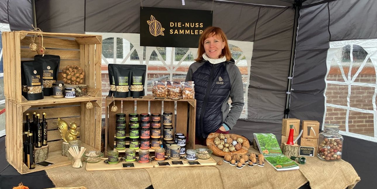 An Marktständen in der Region und in einem Pop-up-Lebensmittel-Store in Stuttgart bietet Anne Haugk-Nürnberger süße und salzige Produkte aus Walnüssen des Walnuss-Netzwerks Herrenberg an.