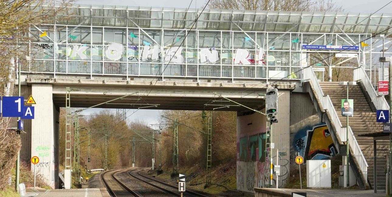 Graffiti: Ist das Kunst oder kann das weg? Das Graffiti soll verschwinden, das Glasdach gereinigt werden.
