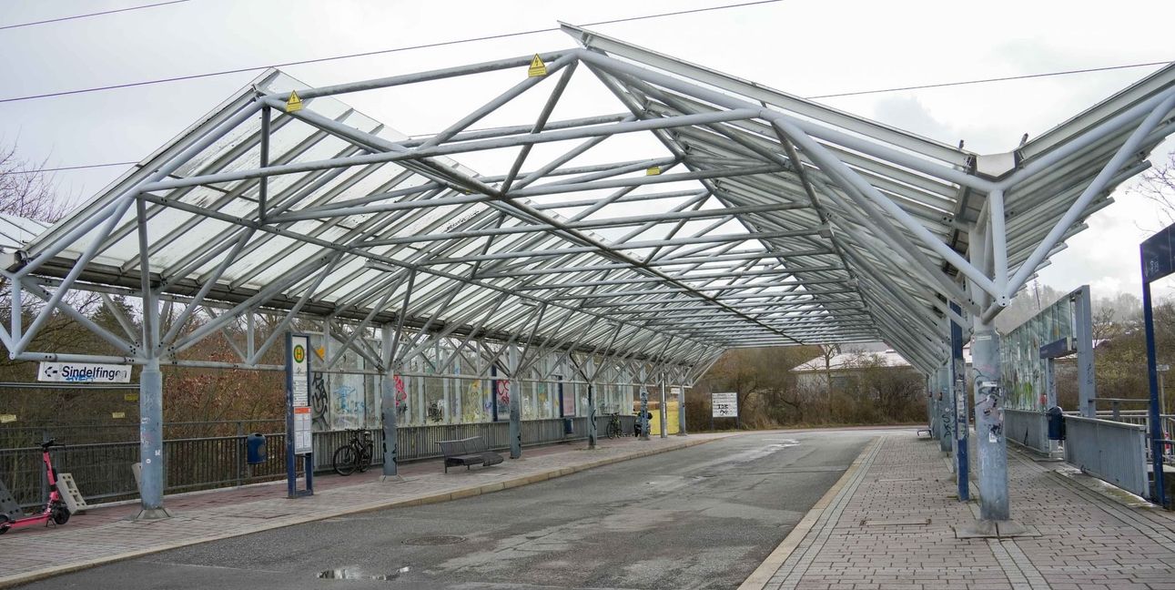 Die Brücke über der Bahn und die über der Leibnizstraße stammen beide aus dem Jahr 1987.