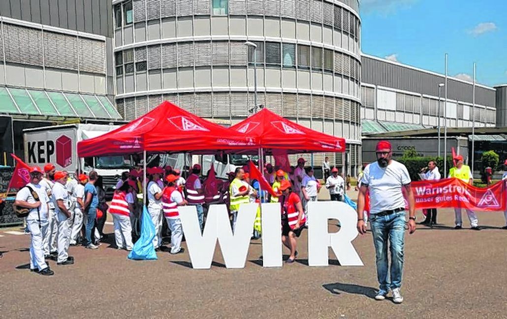 Ein Foto vom Warnstreik im Sommer. Damals ging es eigentlich um mehr Geld, aber die Pläne zur Schließung des Böblinger Werks waren bereits bekannt. Bild: Reichert
