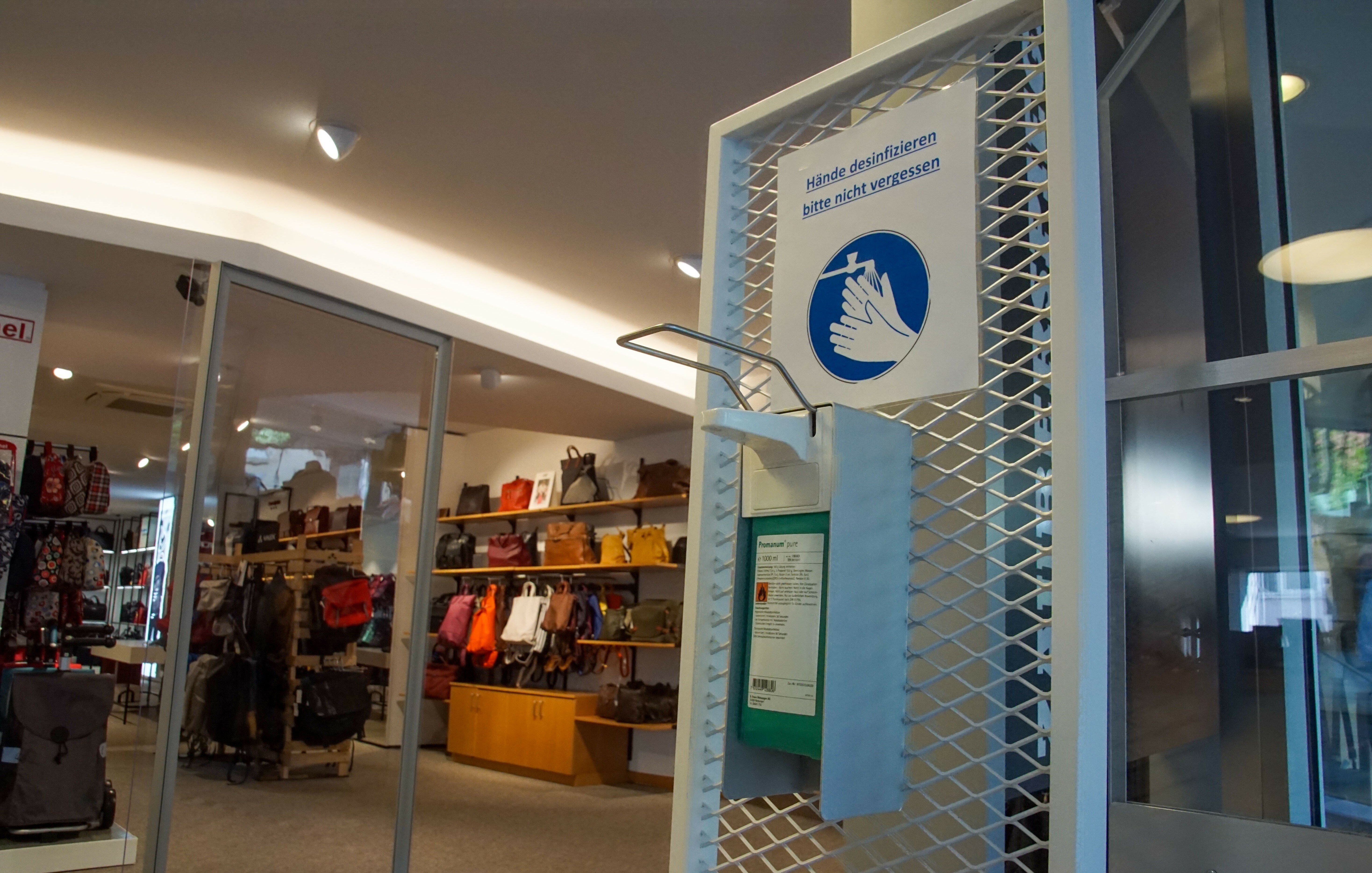Ab sofort gilt biespielsweise auch bei Leder Maurer in Böblingen nur noch FFP2-Pflicht und allgemeine Hygienemaßnahmen. Bild: z