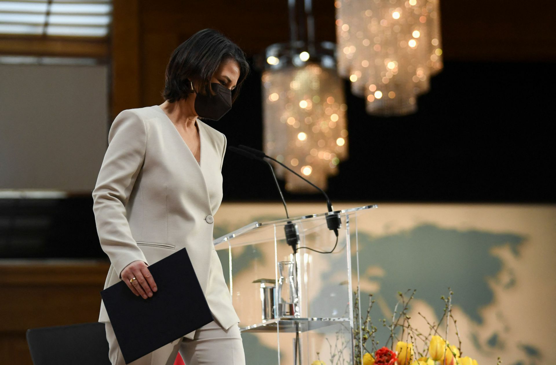 Annalena Baerbock (Bündnis 90/Die Grünen), Außenministerin, verlässt das Podium, nachdem sie eine Rede zur Nationalen Sicherheitsstrategie im Außenministerium gehalten hat.