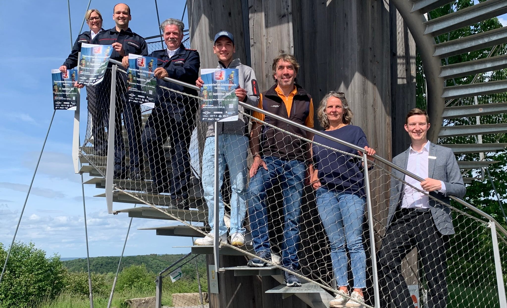 Astrid Schimmer (Kommandantin Feuerwehr Ehningen), Marvin Binder (Kommandant Feuerwehr Herrenberg), Markus Priesching (Gesamtkommandant Feuerwehr Gärtringen und Vorsitzender des Kreisfeuerwehrverbands), Finn Jäger, Willi Jäger (beide Feuerwehr Ehningen und Sponsor), Karen Stahl (Event Service Stahl) und Patrick Wagner (Sponsor Kreissparkasse Böblingen, stellvertretender Geschäftsbereichsleiter).