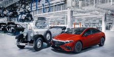 Zeitgeschichte, als das  22-millionste Mercedes-Benz Fahrzeug  in der Factory 56 vom Band rollt. Links der Mercedes 15/70/100 PS Offener Tourenwagen (1924) , daneben der EQS 580 4MATIC.