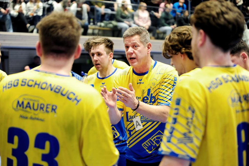 Schönbuch-Trainer Holger Breitenbacher bei der Teamansprache.