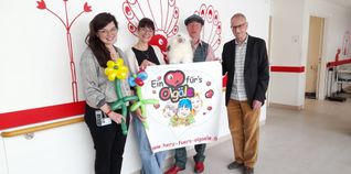 Verena Schäfer (Psychologin im Olgäle) Jasmin Gusbeth (Erzieherin) , Tilo Schoppe (Clown und Zauberkünstler) und Wolfgang Schindler (Mitglied im Freundeskreis der Aktion „Ein Herz fürs Olgäle“ ) freuen sich für die Kinder, dass die beiden Auftritte der Künstler etwas Abwechslung in den Stationsalltag brachten (von links).