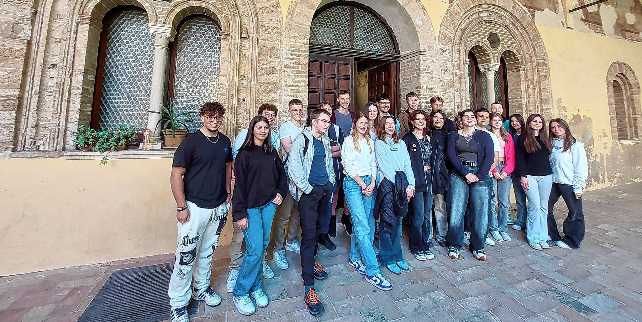 Die italienische und deutsche Gruppe wird auf Italienisch zu den Highlights Fanos geführt.